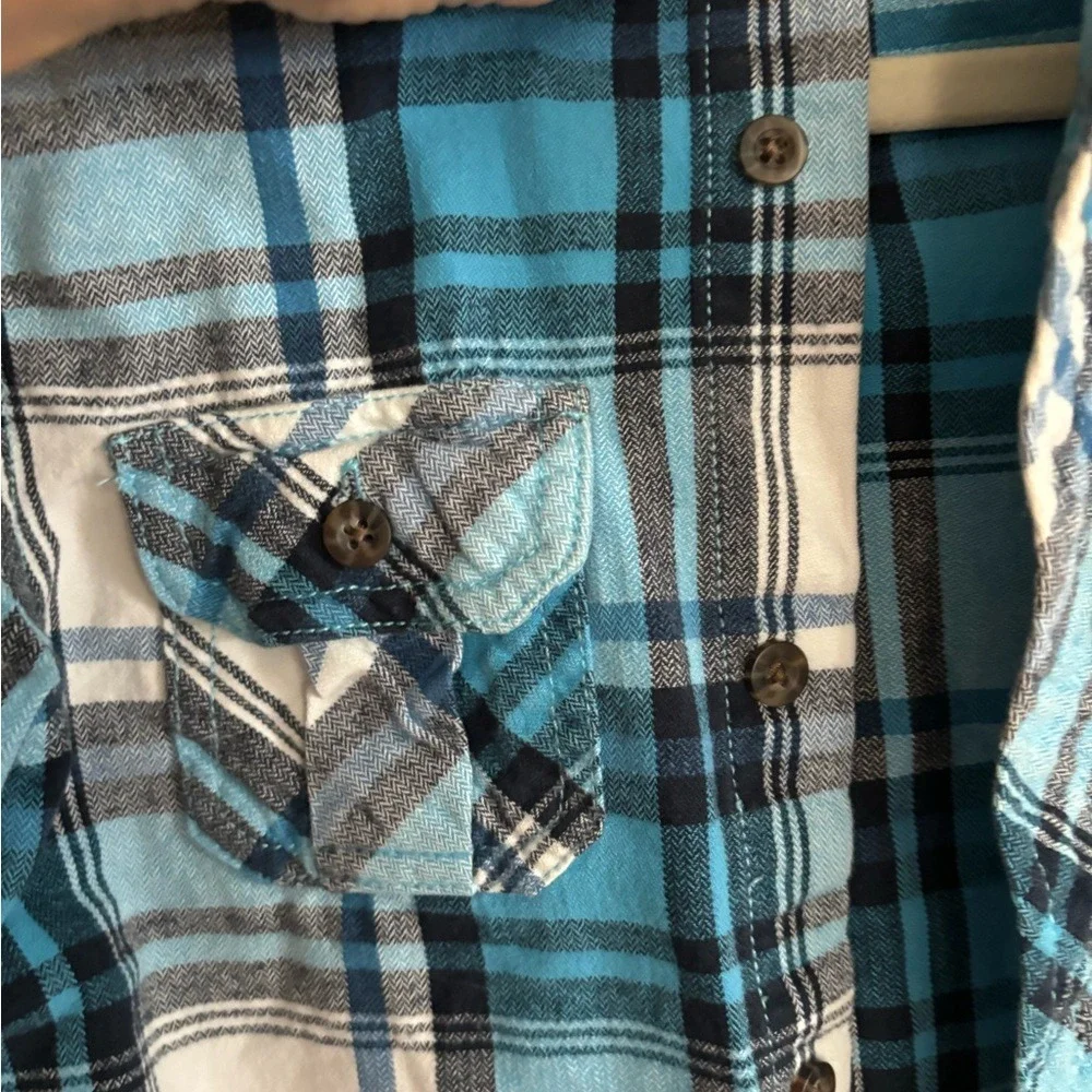 Joe fresh. Size small. Long sleeve button up flannel like material shirt.‎  0906